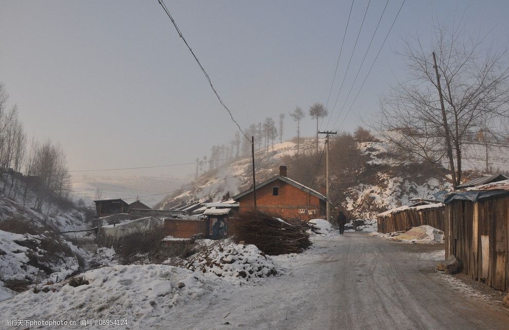 关键词:冬日清晨 残雪 雪景 白雪 原野 乡村 冬季 寒冬 房舍 田园风光