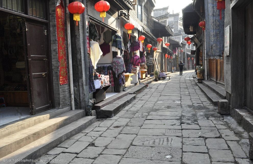 关键词:凤凰古城 古城街道 石板路面 古城小巷 建筑 灯笼 国内旅游