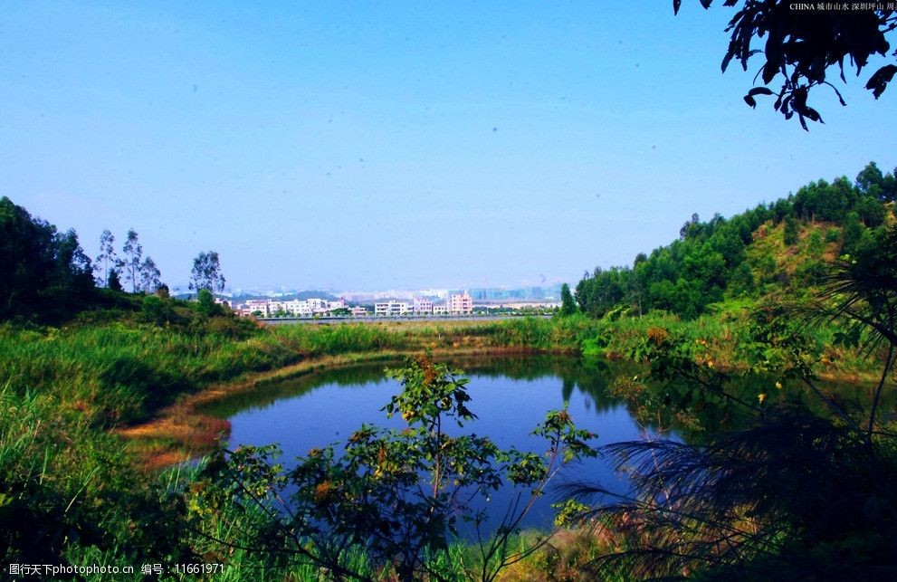 高山池塘碧水蓝天图片