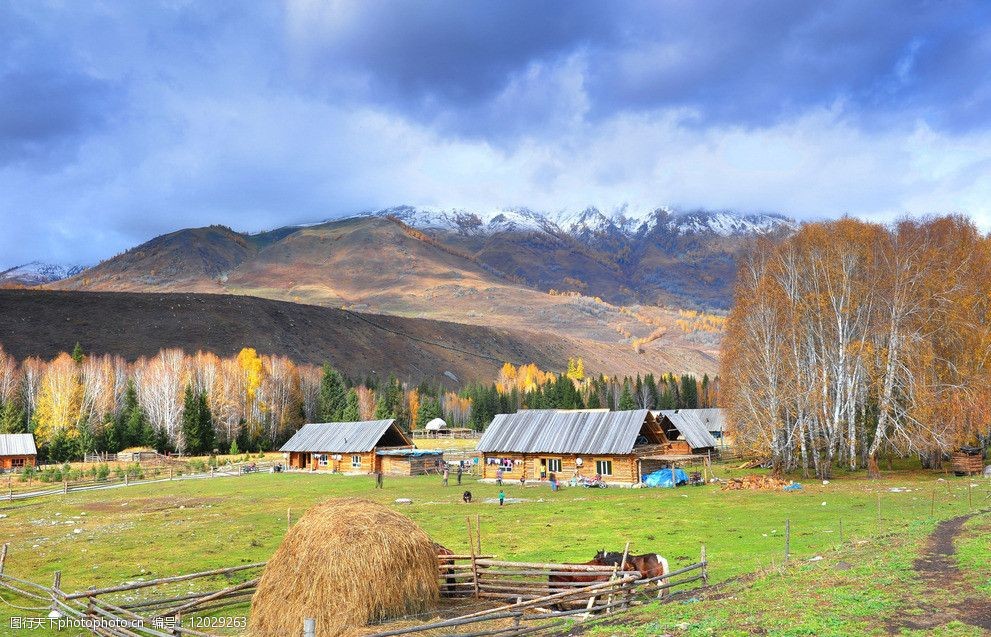 关键词:新疆风景 新疆 旅游 山坡 树木 蓝天 云 房子 干草堆 国内旅游