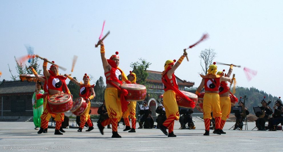 关键词:丰收 锣鼓敲起来 节日庆祝 敲锣打鼓 载歌载舞 扭秧歌 文化