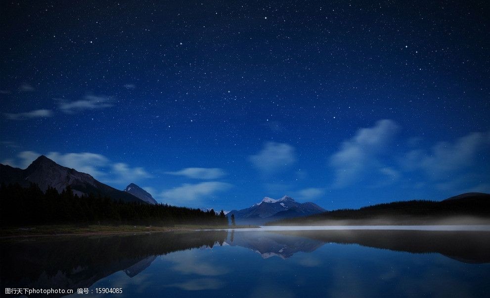 关键词:山水景观 湖水 山水 夜色 星空 夜晚 倒影 云朵 繁星 山水风景