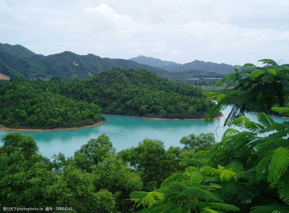 蓝色湖水图片