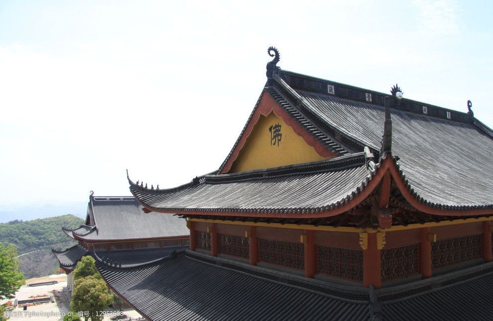 关键词:狮林寺 蓝天 白云 寺庙 寺庙屋顶 屋脊 绿树 西天竺狮林寺