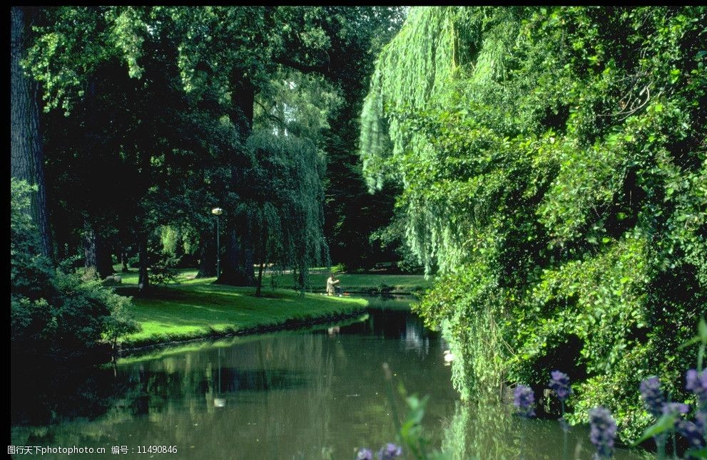 关键词:公园一角 夏天 公园 绿水 小河 绿树 小树 水面 自然风景 自然