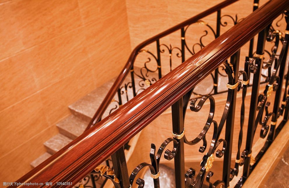 关键词:豪宅楼梯扶手 高档石材 欧式铁艺 高档铁艺 楼梯扶手 室内摄影