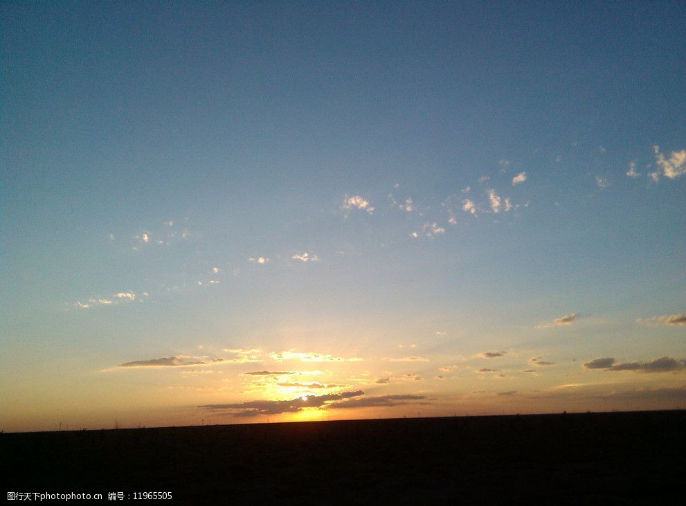 关键词:傍晚的夕阳 云彩 晚霞 夕阳 傍晚 天边的云 自然风景 自然景观