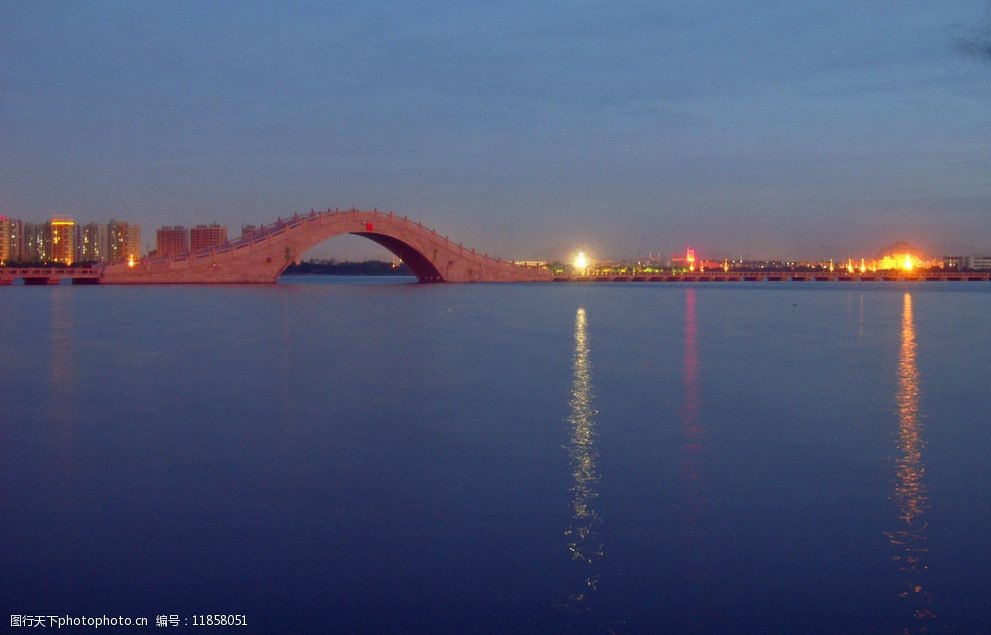 关键词:瓜渚湖风景 蓝天 湖水 湖面 黄昏 建筑 灯光 倒影 城市夜景