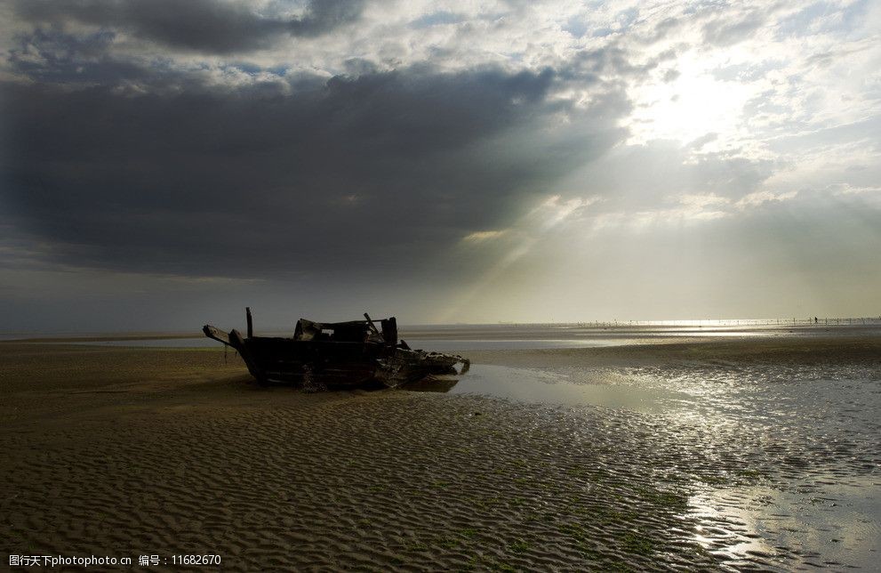 破船与大海图片