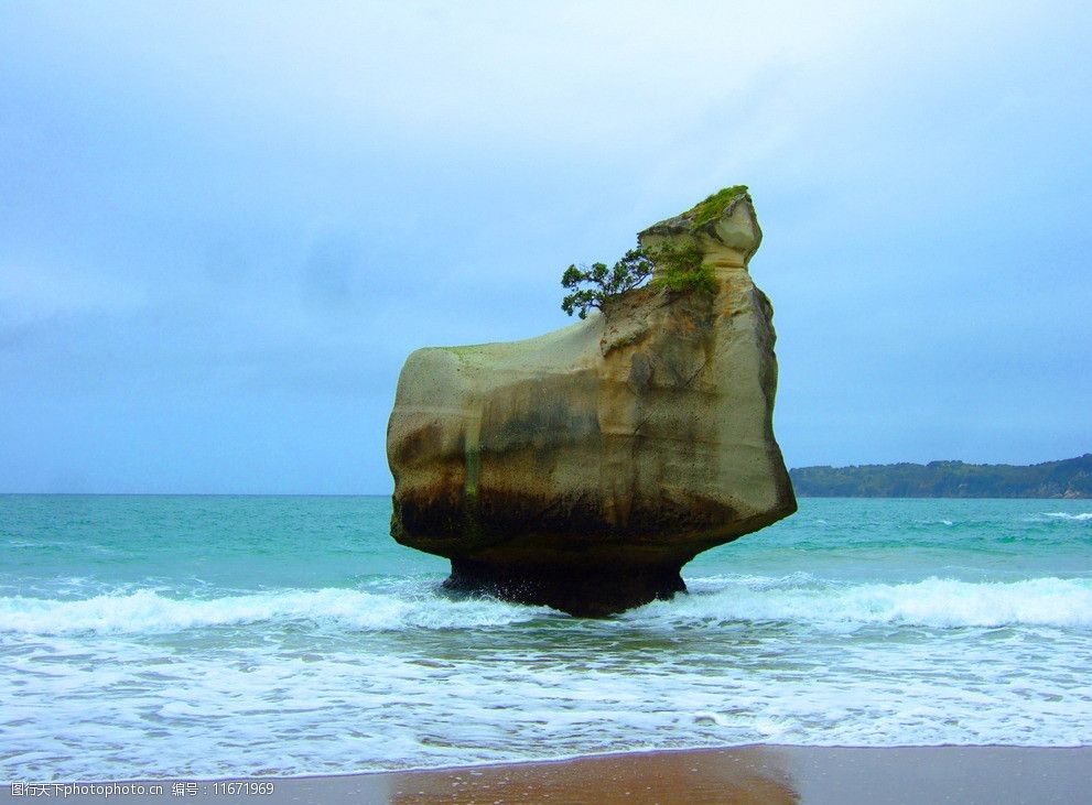 关键词:海边 岩石 大海 海浪 海滩 沙滩 礁石 树木 自然风景 自然景观