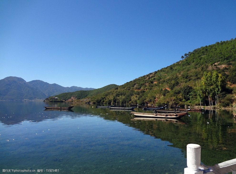 蓝天碧水小浮舟图片