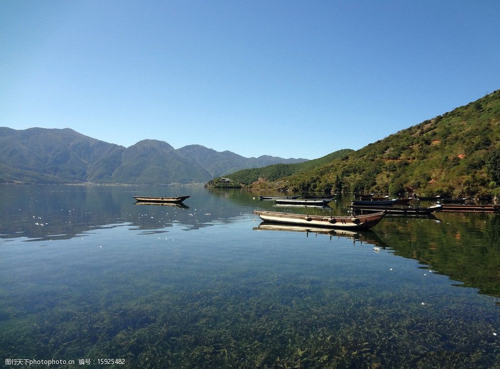 蓝天碧水小浮舟图片