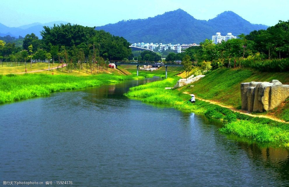 城市山水绿色河渠彩色画卷图片