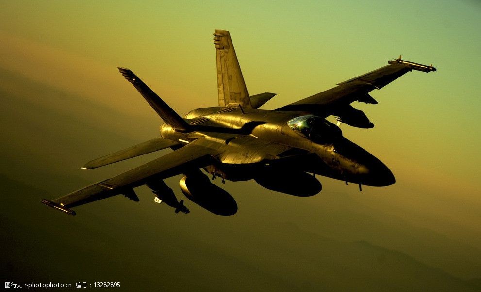 關鍵詞:戰鬥機 設計 科技 戰爭 激戰 天空 藍色 雲層 飛翔 軍事武器