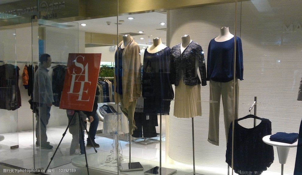 街拍休闲风简洁橱窗图片