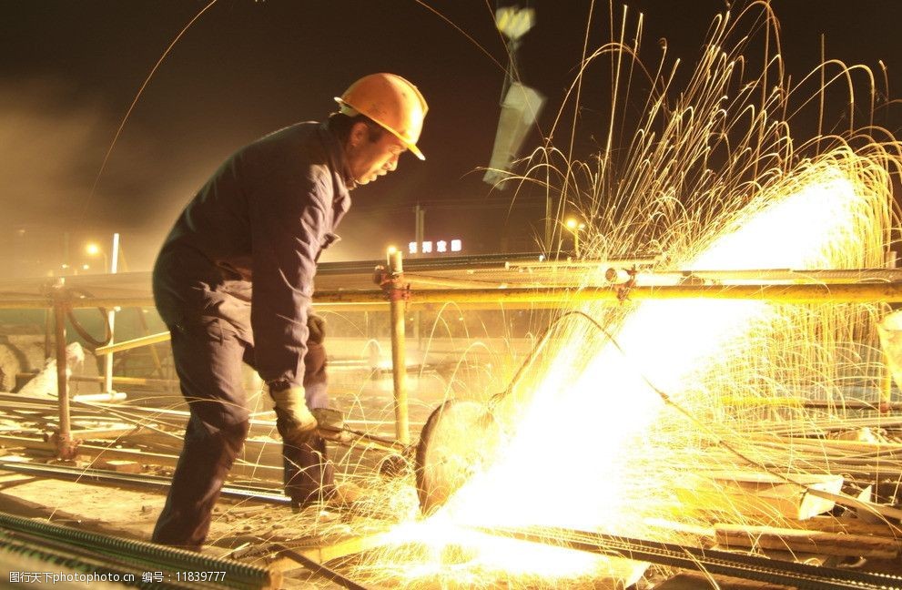 关键词:夜施工 工地 夜 火花 电锯 钢筋 农民工 建筑工 工人 工业生产