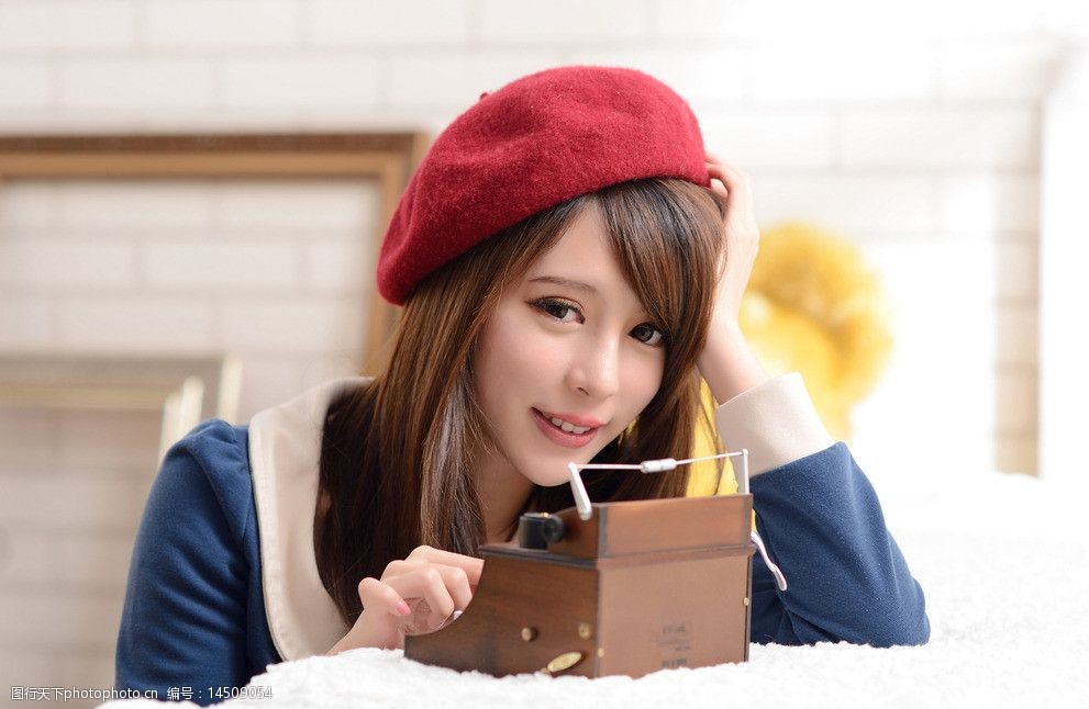 红帽子美女图片