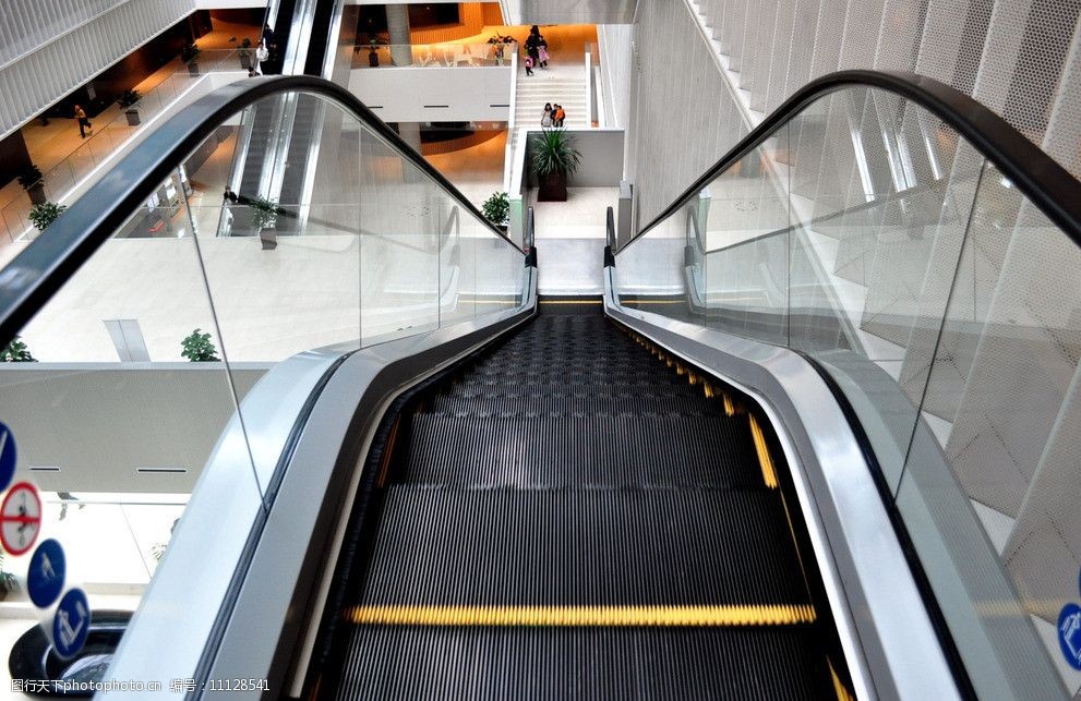 上海浦东图书馆滚梯图片