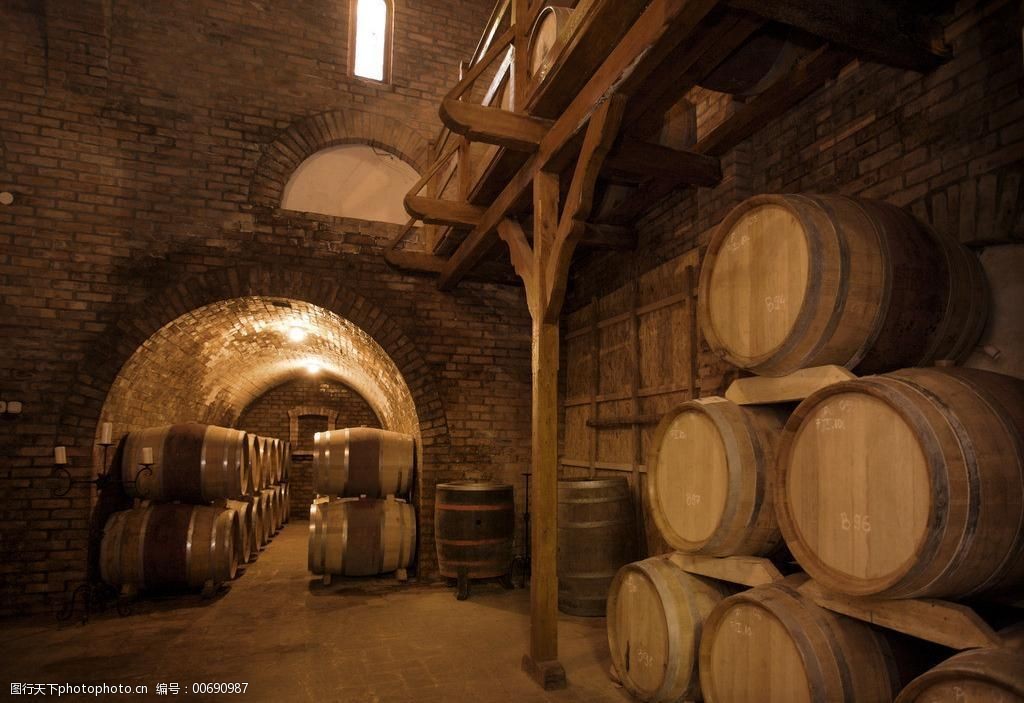橡木桶酒窖红酒图片