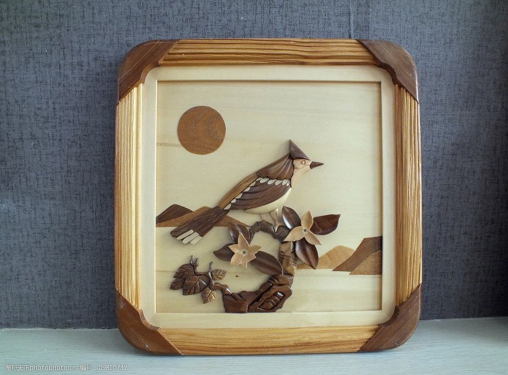 艺术展厅的木雕刻画图片