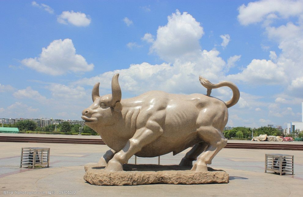 天空石牛雕像图片