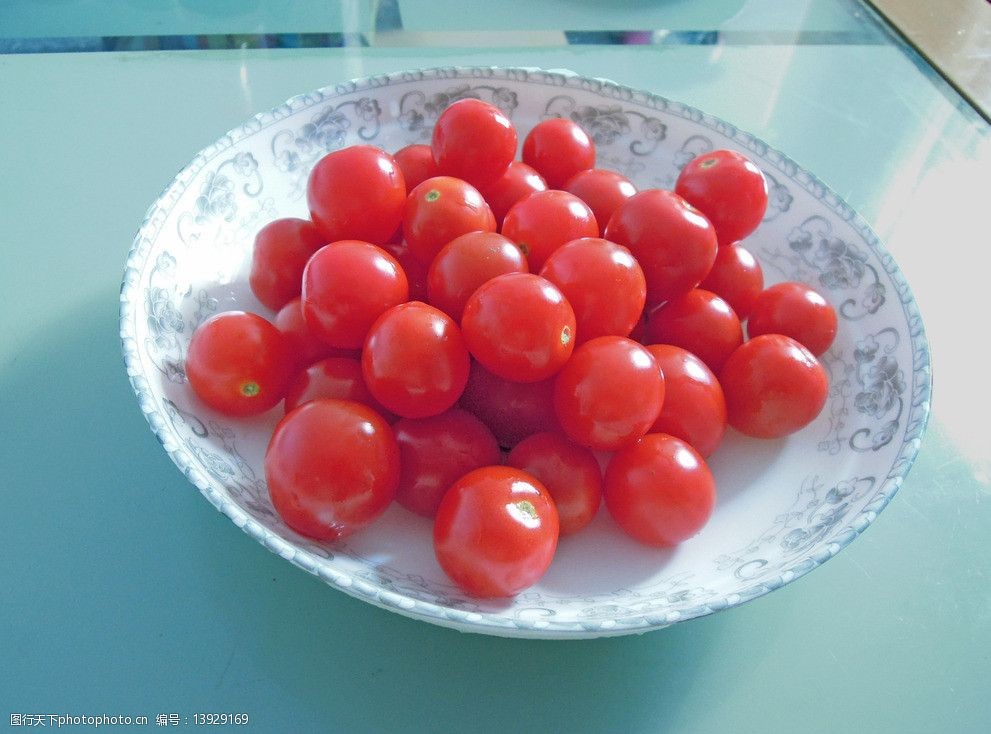关键词:樱桃西红柿 小西红柿 番茄 西红柿 水果 蔬菜 青花瓷盘 生物