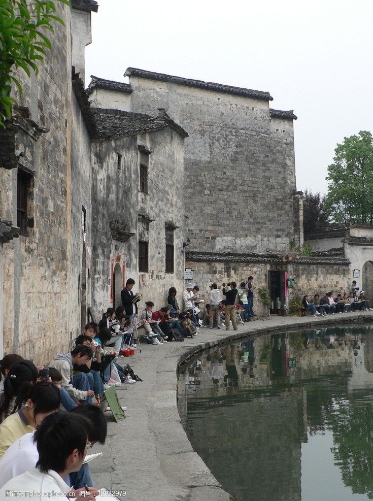 关键词:安徽宏村月沼 安徽宏村 房屋 风景 月沼 池塘 写生 人物 国内