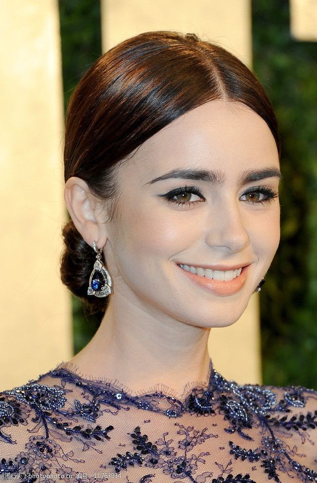 莉莉·柯林斯图片