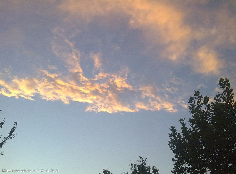 關鍵詞:夕陽下的天空 天空 傍晚 雲朵 晚霞 自然風景 自然景觀 攝影