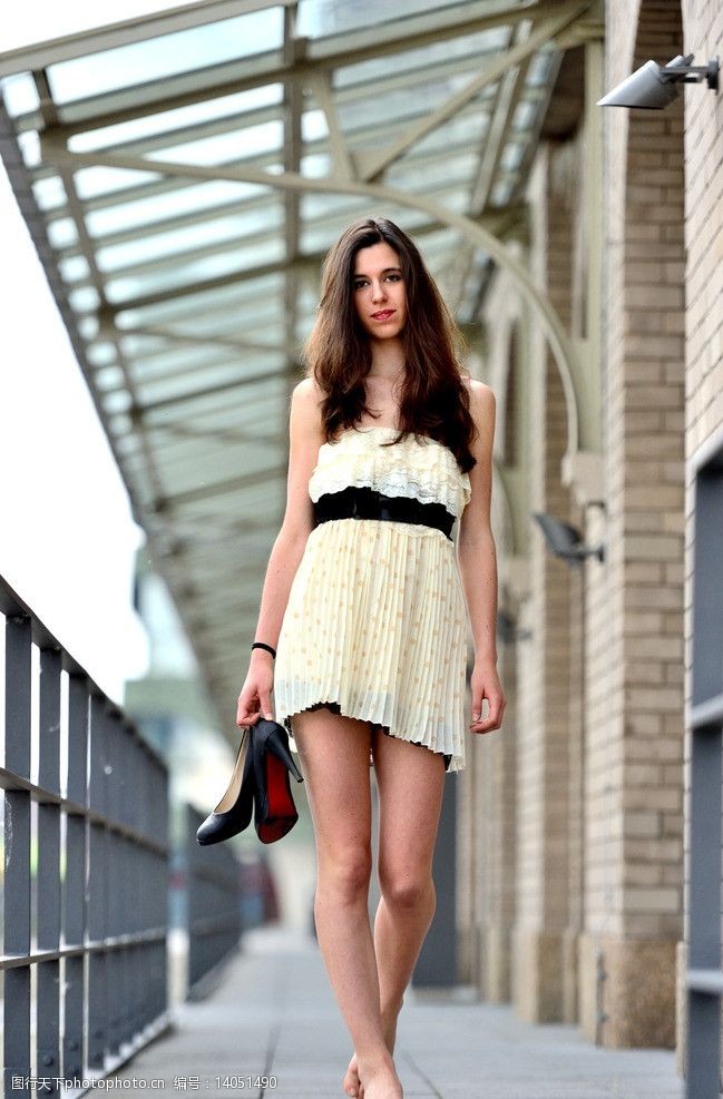 手提高跟鞋美女图片