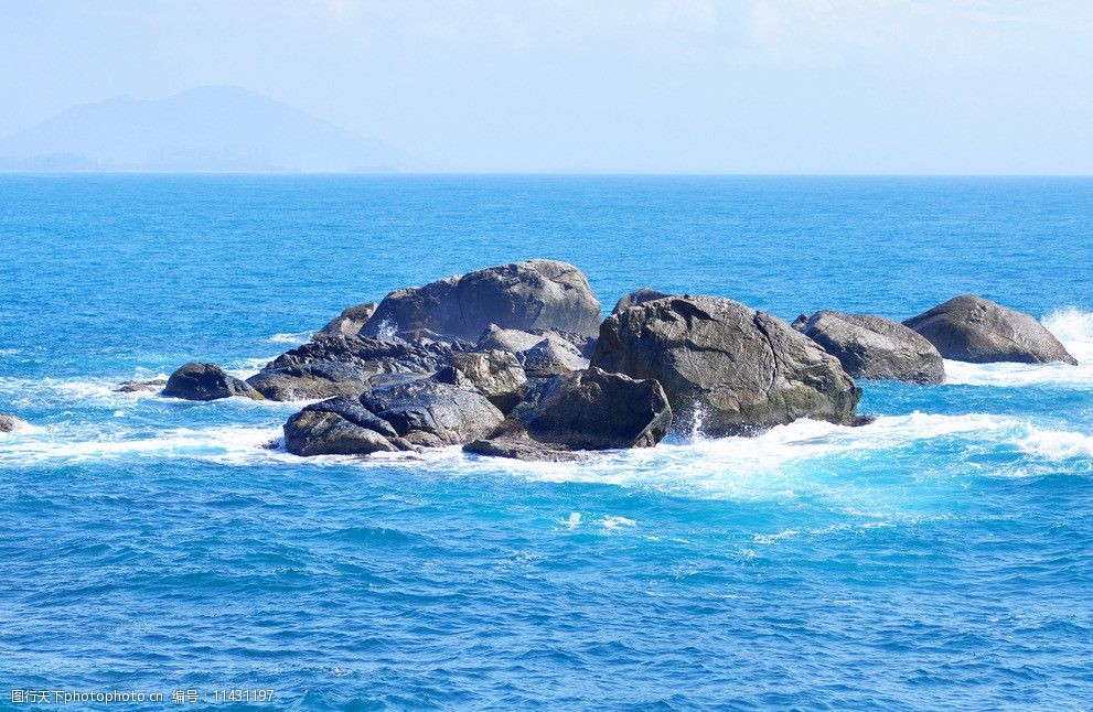 关键词:大海石头 大海 石头 蓝天 白云 浪花 自然风景 自然景观 摄影