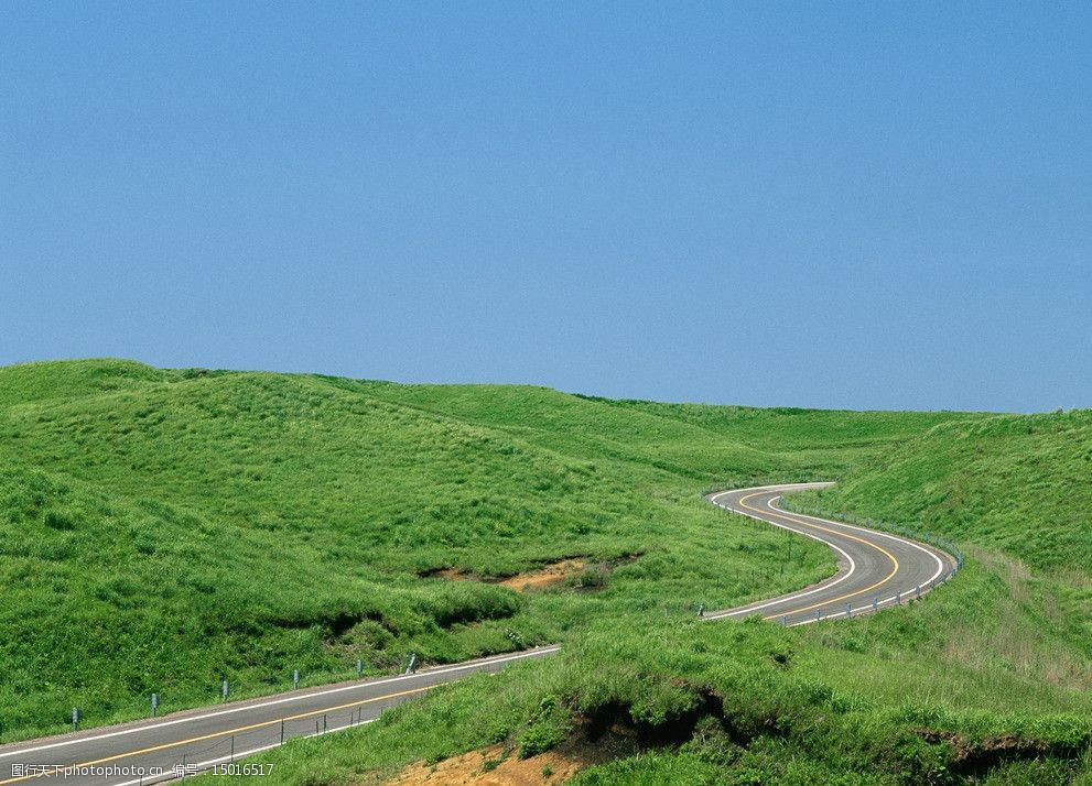 公路边草地风景图片