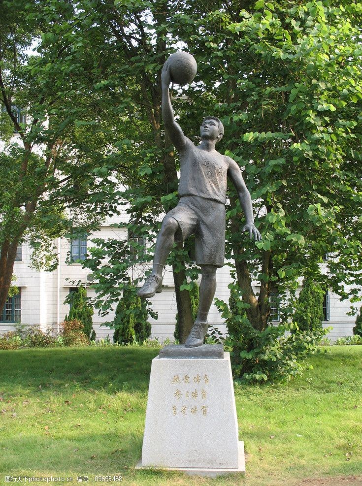 关键词:华侨大学 校园 上篮 篮球 华侨大学篮球雕塑 雕塑 泉州 树木