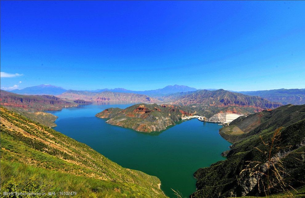 蓝天湖泊大山图片