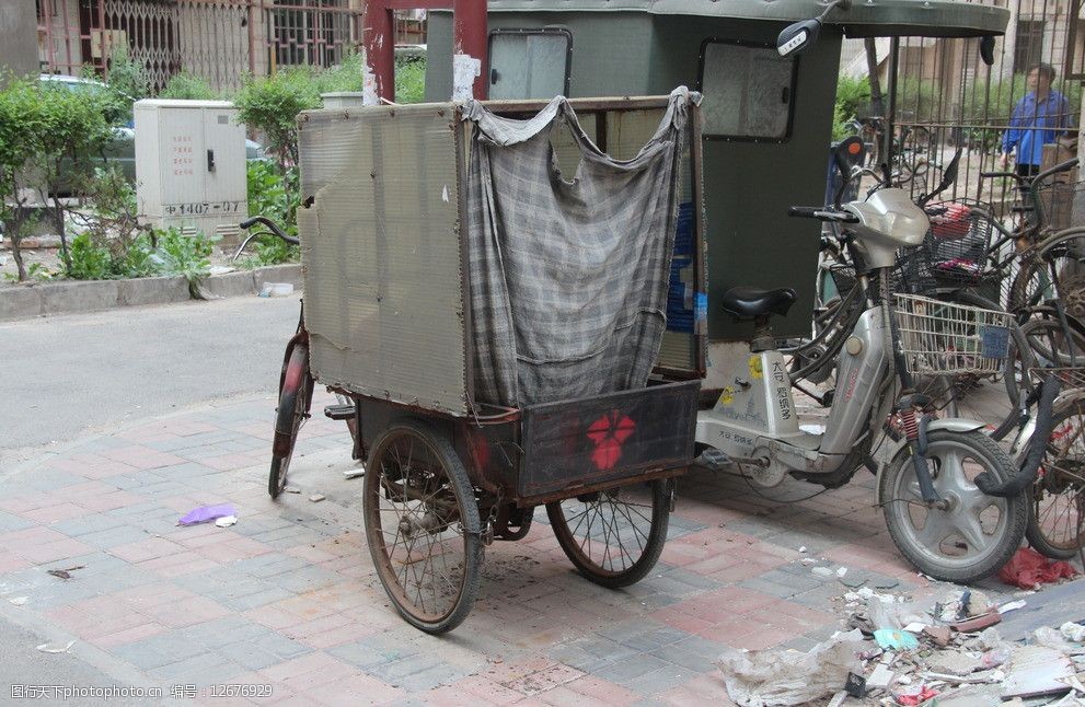 關鍵詞:三輪車 舊車 破車 小區 老人車 交通工具 現代科技 攝影 72dpi