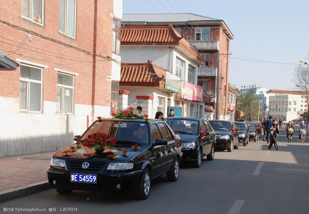 行使中的婚禮車隊圖片