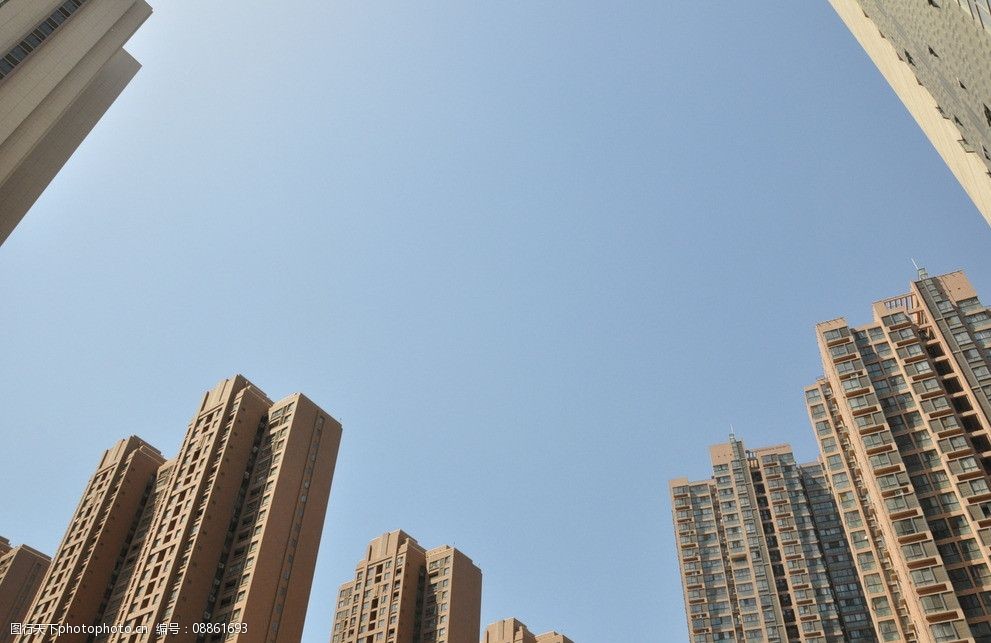 高楼楼宇中的蓝色天空图片