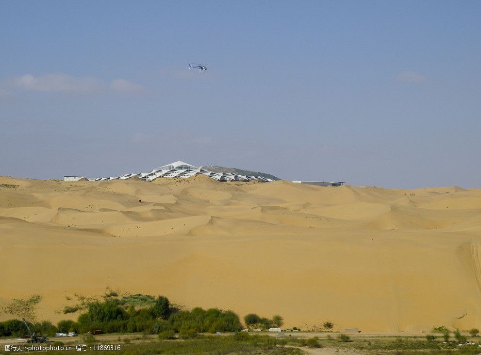 沙漠里的直升飞机图片